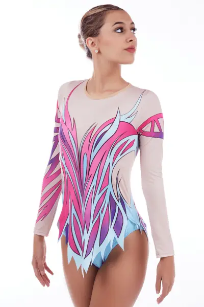 Maillot de gimnasia rítmica con diseño orgánico en impresión digital, tonos fucsias, azules y morados, falda en picos.
