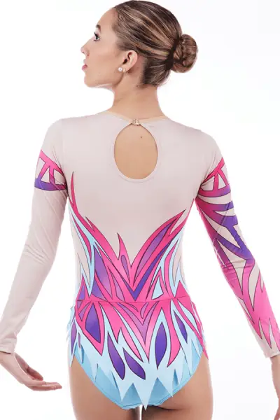 Maillot de gimnasia rítmica con diseño orgánico en impresión digital, tonos fucsias, azules y morados, falda en picos.