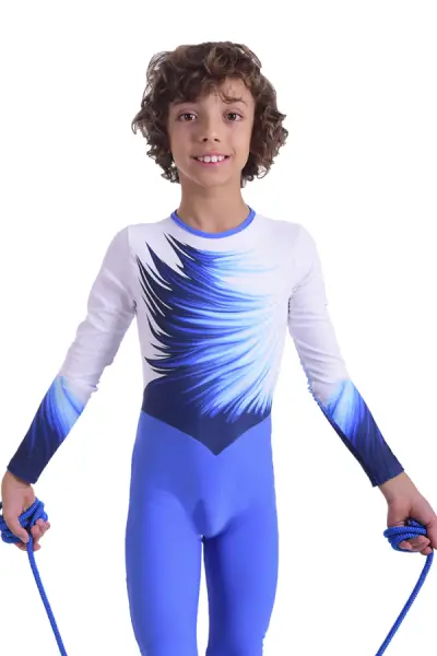 Chico con mono de gimnasia rítmica azul y blanco con cuerda azul