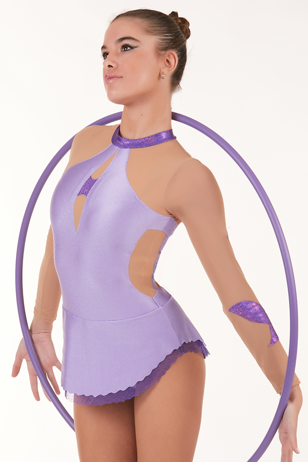 Justaucorps de GR lilas en lycra sur tulle chair transparent, double jupette et détails violets au col et à la manche.
